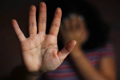 La invitaron a ver películas, pero era una trampa: Ocho jóvenes violaron a una menor de edad después de embriagarla