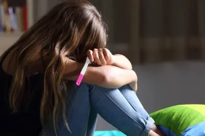 Padrastro es denunciado por un grave delito después de que una ecografía revelara el embarazo de víctima