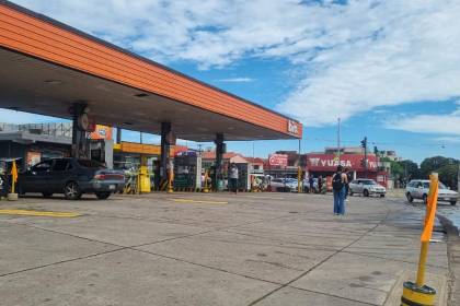 Asosur Santa Cruz: “Al 90% de las estaciones de servicio aún no les llega el combustible”