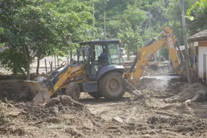 Anuncian provisión de agua potable para damnificados en Samaipata y la alerta no cesa ante posible crecida de ríos
