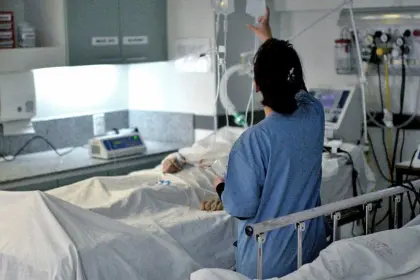 “No tiene una evolución favorable, corre riesgo su vida”, revela médico sobre la joven herida de bala en la cabeza