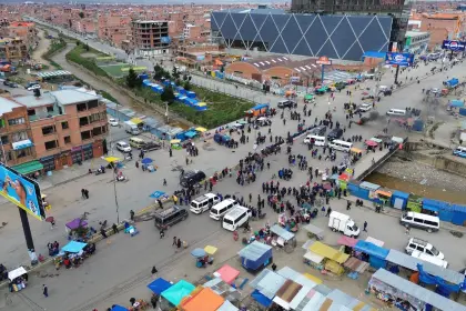 El Alto: Salida de buses se restablece tras levantarse el paro de choferes