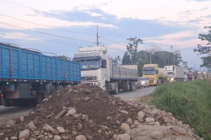 Bloqueo en Chimoré: Vehículos transitan con precaución debido a que solo se habilitó un carril