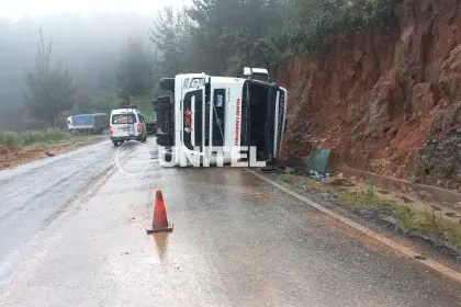 Carro cisterna volcó en la ruta hacia Mizque, el conductor resultó herido