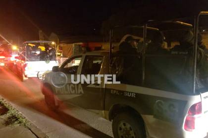 Contingente policial y maquinaria pesada se desplazan hacia los puntos de bloqueo en Cochabamba