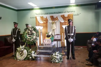 Velan en Oruro a uno de los policías fallecidos tras emboscada de bloqueadores en Llallagua