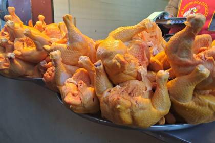 Precio del kilo de pollo sufre leve incremento en los mercados de Cochabamba