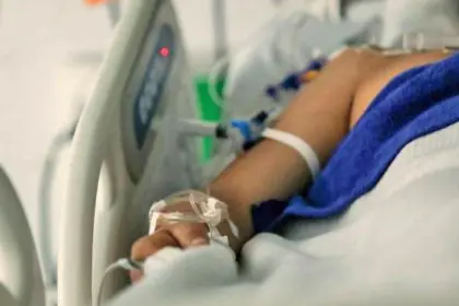 El albañil que sobrevivió a la caída en un edificio en construcción se aferra a un milagro