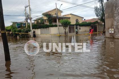 Cochabamba: Inundación pone nuevamente en apronte a los vecinos; colapsan alcantarillas y calles se vuelven ríos