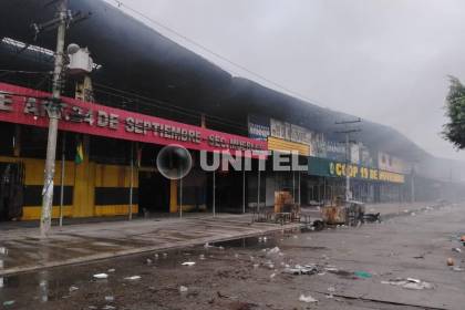 Pese al intenso trabajo y la lluvia, aún hay sectores con fuego dentro de la feria Barrio Lindo