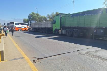 Las filas por diésel no cesan en surtidores del eje central y en Cochabamba choferes bloquean en demanda del carburante