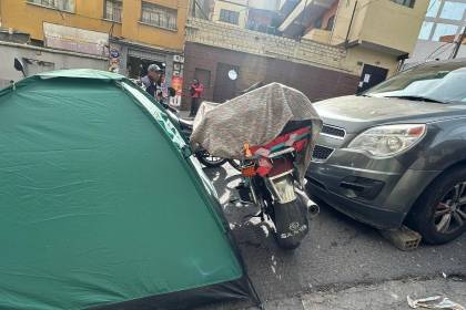 YPFB despacha combustibles a surtidores de La Paz y El Alto, sin embargo las filas persisten y son extensas