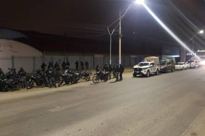Con maquinaria pesada, la Policía y las FFAA acompañan el operativo ‘banderas blancas’ para desbloquear la ruta La Paz – Oruro