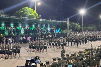 Más de 400 instituciones rinden homenaje a Santa Cruz en el desfile cívico militar