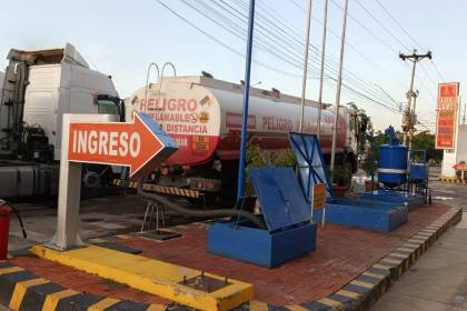 Los surtidores cierran hasta 400 horas por falta de combustible pues reciben 30% menos, denuncia Asosur