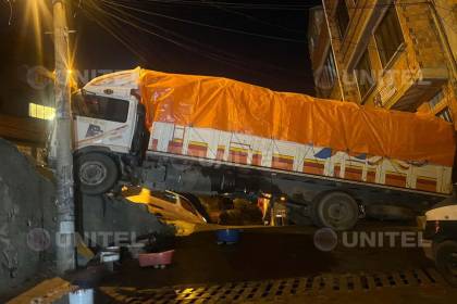 En dos calles empinadas de La Paz, camiones sufren accidentes y ponen en zozobra a los vecinos