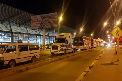Se cumplen dos semanas con filas en los surtidores y el combustible que llega por Chile tardará una semana más, según YPFB