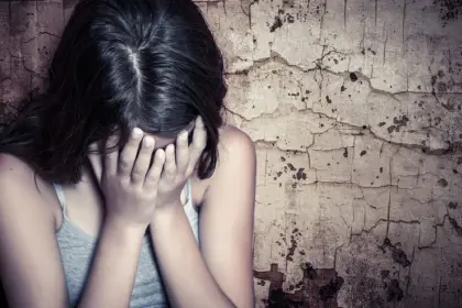 Una adolescente de 14 años con discapacidad sufrió una grave agresión durante años; su padre y su hermano son acusados