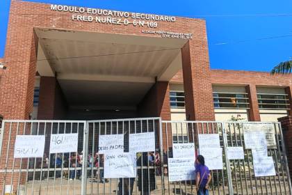 Denuncian presunto robo de computadoras y dinero en un colegio y padres exigen el cambio del director