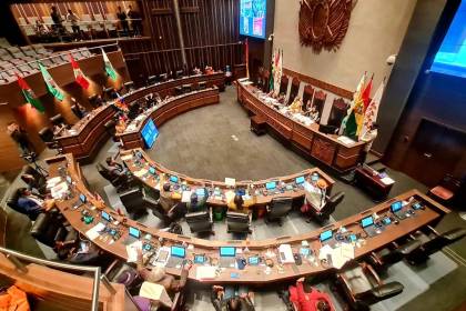 Senado: Se instala sesión en medio de una vigilia que exige créditos, pero en el orden del día no se contempla tratar créditos