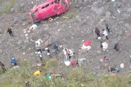 La Paz: minibús se embarranca en la carretera a Chulumani dejando cinco fallecidos y varios heridos