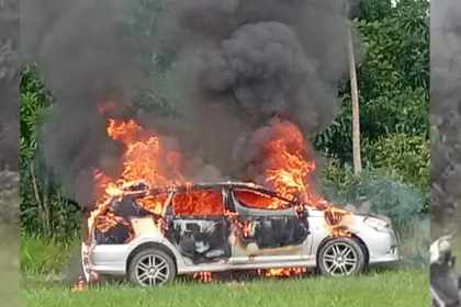 Turba enardecida captura a dos sujetos, los acusan de ser ladrones e incendian vehículo en el que se trasladaban 