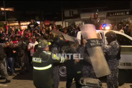Video: Denuncian agresión y hurto de la moto a un delivery en Santa Cruz por estacionar en una acera