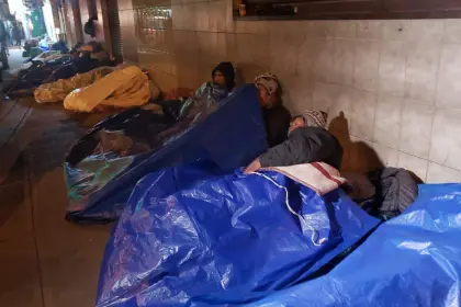 “Necesitamos colchas”: Migrantes duermen en las calles desafiando las temperaturas bajo cero en La Paz