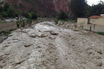 Intensas lluvias y granizadas provocan crecida de ríos en La Paz