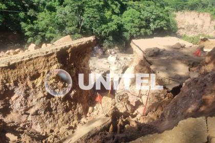 Plataforma se derrumba en los valles y deja sin tráfico vehicular la antigua carretera Santa Cruz- Cochabamba