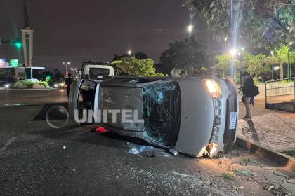 Pese a la prohibición de circular por las elecciones, un vehículo vuelca tras chocar con un árbol