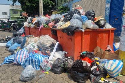 La basura se acumula en las calles tras la celebración de Año Nuevo en Santa Cruz