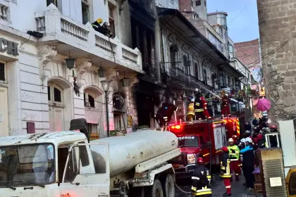 Voraz incendio en una casa colonial cerca de la Iglesia San Francisco en La Paz