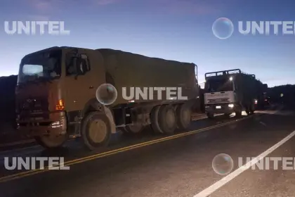 Militares y policías llegaron a Llallagua y fueron recibidos con pañuelos blancos y aplausos