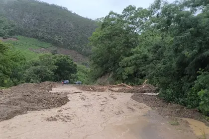 60 camiones no pueden llevar la producción de los valles cruceños a los mercados ante afectación por lluvias