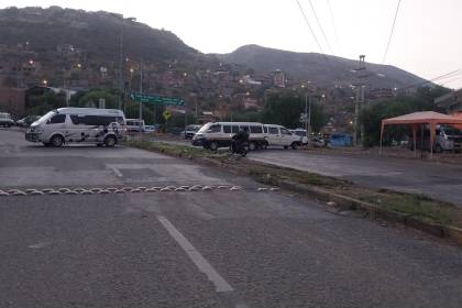 Transportistas de Cochabamba instalan bloqueo denunciando avasallamiento de rutas de líneas de Sacaba