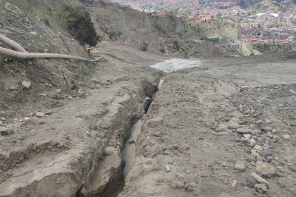 Bajo Llojeta: inmobiliaria dice que la Alcaldía de La Paz lanza alertas “infundadas” y asegura que las grietas son fenómenos naturales