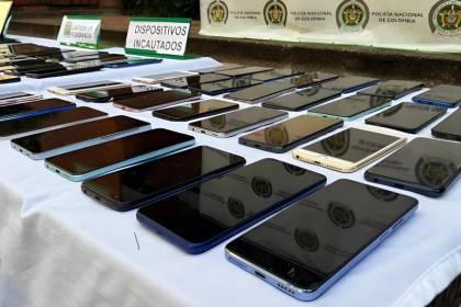 Policías armados robaron 600 celulares a comerciantes en El Alto