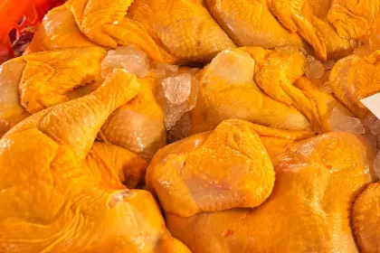 La Paz: En el mercado mayorista el pollo entero se vende en Bs 120; Emapa cierra por inventario dos agencias donde se vende esa carne