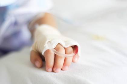 Aprehenden a la niñera del niño de dos años que quedó en estado crítico por un fuerte golpe en la cabeza, reporta la Policía 
