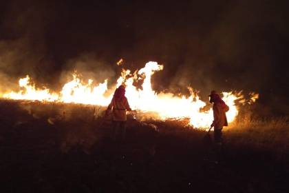 Bomberos combaten incendio al este de Santa Cruz; estiman 18 hectáreas quemadas 