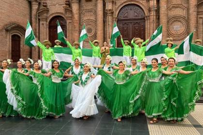 “Viva Santa Cruz”: La Revista rinde homenaje a esta tierra desde la Plaza 24 de Septiembre