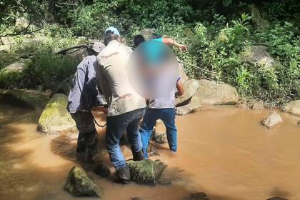 Hay un muerto: Familia se embarranca en la ruta a Samaipata y ambulancia choca contra una moto al ir a auxiliar