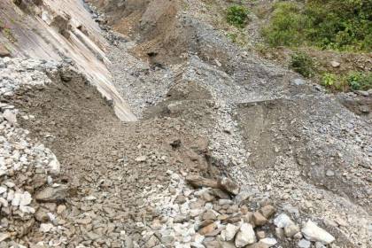 La Paz: Cierran el tramo Unduavi - Chulumani por derrumbes; la ABC moviliza maquinaria pesada