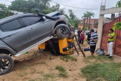 Un muerto y cuatro heridos por el brutal impacto de una camioneta a un ‘torito’ en el que estaba una familia