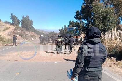 Contingente policial desbloquea la carretera nueva que une a Cochabamba con Santa Cruz 