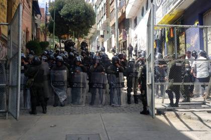 Refuerzan con vallas metálicas y policías los alrededores de la plaza Murillo ante la llegada de la marcha evista a La Paz