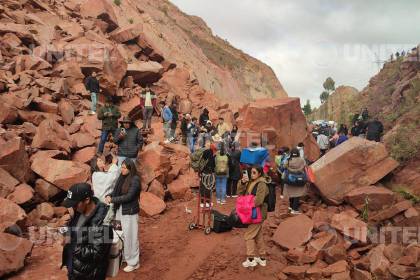 Deslizamiento: Rocas cubren un tramo de la ruta Oruro-Cochabamba 