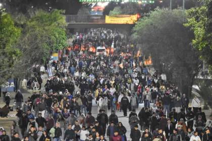 Miles de devotos peregrinaron hacia el Calvario de la Virgen de Urkupiña con fe y esperanza