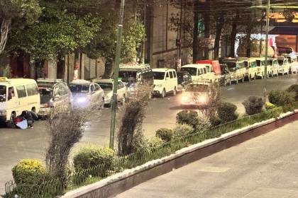 El bloqueo de caminos golpea a La Paz, que amanece con filas por combustibles y pollo